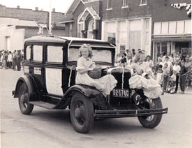 Popcorn Girls on Car... (18076 bytes)